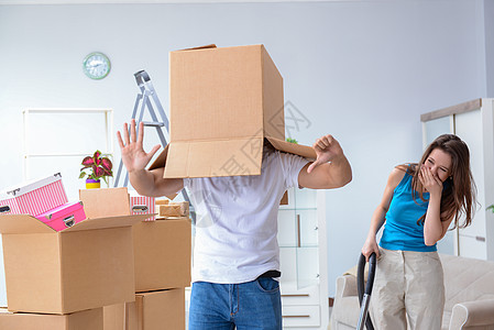年轻家庭迁入新公寓包装工送货抵押夫妻盒子丈夫纸盒纸板包装搬迁图片
