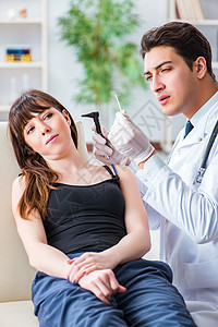 医生在体检期间检查病人耳朵耳聋女士感染听力访问测试乐器男人诊断棉布耳鼻喉科图片