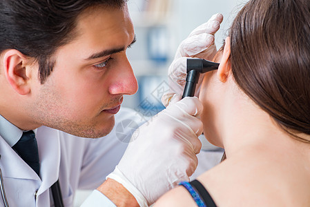 医生在体检期间检查病人耳朵耳聋听力考试医师耳科女士咨询访问治疗男人工具图片