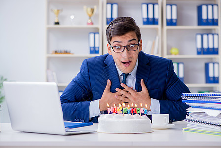 年轻商务人士在办公室独自庆祝生日的年青商务人士寂寞电脑庆典同事念日商业派对快乐享受喜悦图片