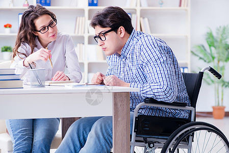 学习和准备参加大学考试的残疾学生人数男人男生阅读女士轮椅桌子教育思维弱势老师图片