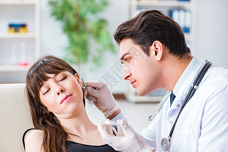 医生在体检期间检查病人耳朵耳聋耳科测试乐器访问镊子女士咨询诊断男人听力图片