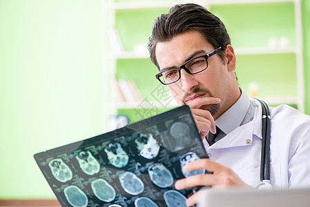 医生放射学家在医院进行X射线扫描临床保健射线诊所医师癌症x光断层药品技术图片