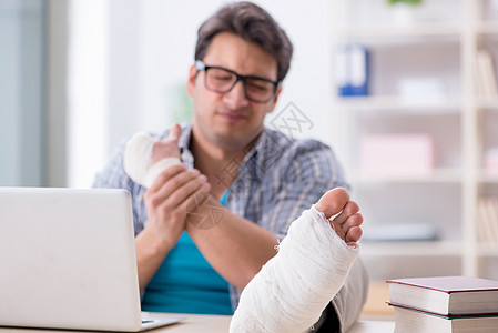 在家工作时有脚伤的自由自足器绷带石膏扭伤教科书读者阅读痛苦手腕卫生教育图片