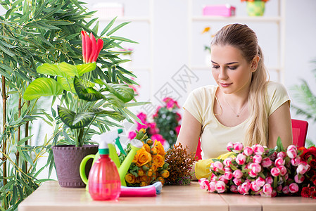 女青年在她的花园里浇水园艺玫瑰植物园丁花店爱好兰花环境女士植物学图片