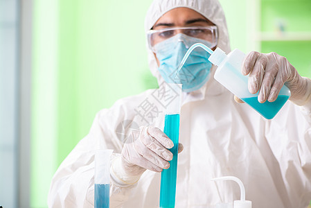 在新实验实验室里工作的化学家们医生科学家助手制药样本化学学习学生生物药理图片