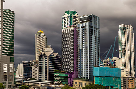 曼谷市下雨前的黑暗风暴云阴影城市气候天气中心阳光景观地平线建筑物风暴图片