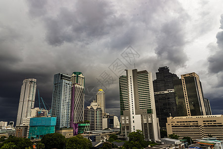 曼谷市下雨前的黑暗风暴云景观天气天空办公室阳光风暴旅行日落天际城市图片