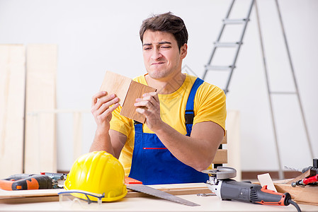 地板修理工对他的工作感到失望男人工匠木地板建筑承包商房子地面服务作坊修理图片