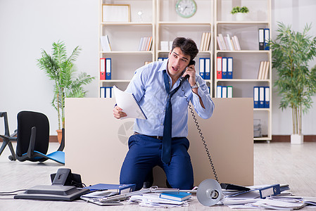 商务人士对许多电话打来感到沮丧笔记本服务台操作员人士办公室超载商业员工老板工人图片