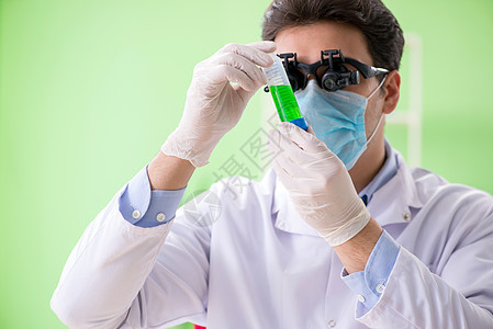 在实验室工作的人化学家科学家器皿助手微生物药理样本诊断玻璃烧瓶科学图片
