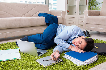 疲累和精疲劳的商务人士 在辛苦的日子过后放松商业学生午睡互联网办公室工作者笔记本办公挫折睡眠图片