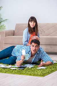 预算规划概念中年轻家庭的概念抵押花费账单保险女士金融妻子丈夫收据经济图片
