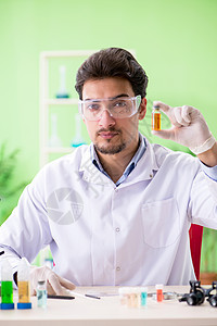 在实验室工作的人化学家检查液体生物烧瓶医生实验测试管子管道微生物学图片