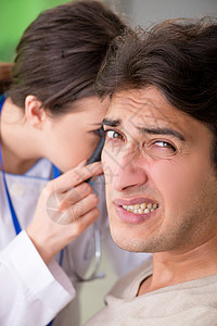 在体检期间检查病人耳部的女医生 女医生考试从业者耳镜诊所工具诊断听力医院医师乐器图片