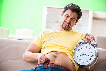 男子在时间管理概念中患有额外公斤数的人图片