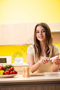 在厨房在家做沙拉的年轻女青年女士木板营养饮食房子家庭主妇蔬菜烹饪女孩勺子图片