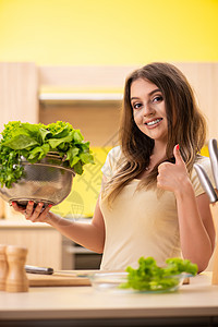 在厨房在家做沙拉的年轻女青年午餐营养主妇女孩蔬菜围裙拇指妻子烹饪木板图片