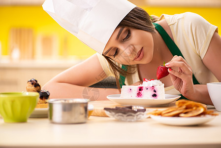 厨房的年青烹饪蛋糕女性糖果餐厅装潢烘烤食物女士帽子盘子美食图片