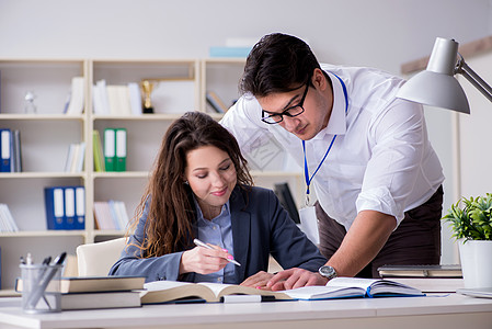 教师在讲课时向学生解释人士知识训练教育课程团队教学老师女孩老板图片