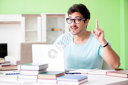 准备参加大学在家举行的考试的学生人数学习桌子男人训练电脑教科书阅读图书馆家庭作业实习生图片