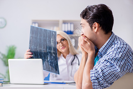 医生检查病人X射线图像卫生访问考试x射线核磁共振断层治疗师照相药品咨询图片