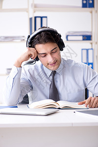 呼叫中心接线员与现场电话客户通话书人顾问桌子推销耳机工作服务台接待员助手顾客图片