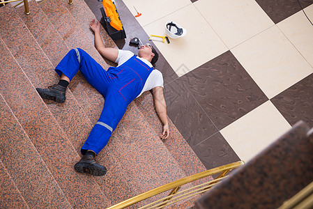 上千年不死死承包商工人从楼梯上摔下来安全创伤修理工职业工作男性保险冒险伤害赔偿背景
