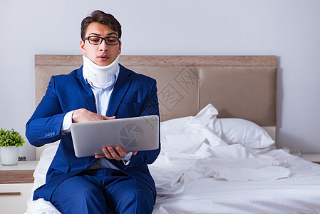 在家工作时颈部受伤的商务人士工作者卫生男人互联网伤害创伤痛苦电脑卧室网络图片