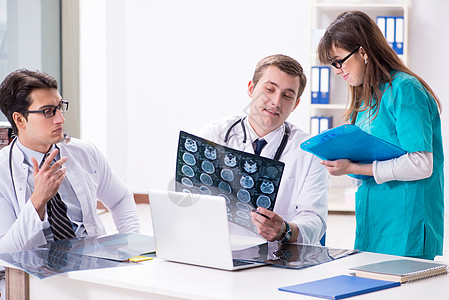 3名医生讨论X光图像扫描结果x光从业者保健治疗师癌症团队辅导医师困惑核磁共振图片