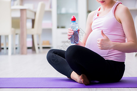 孕妇在预产期分娩时行使身体权利母亲瓶子父母女士体操婴儿瑜伽母性活动卫生图片