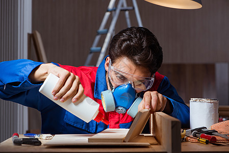 在DIY概念中 年轻人将木块混在一起组装装潢木板胶水承包商修理工安装职业装修工匠图片