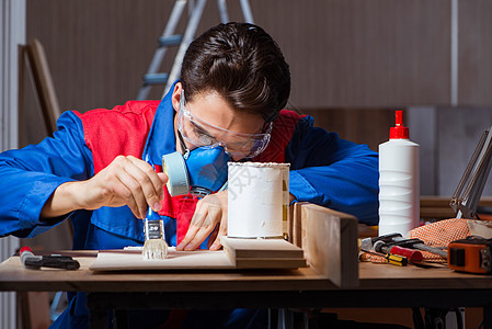 在DIY概念中 年轻人将木块混在一起木工硬木工作工具地板工匠木板胶水装潢安装图片