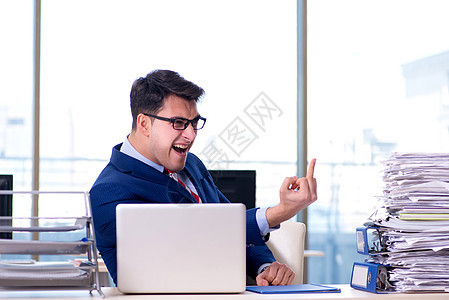企业工人在工作 忙着做一堆文书工作手指商务报告电脑挫折办公室压力桌子商业员工图片