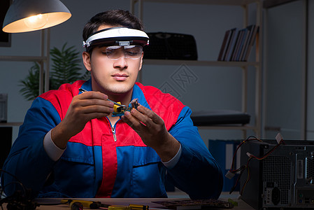 计算机专家在深夜修理个人电脑母板中心维修技术技术员男人芯片镊子服务处理器图片