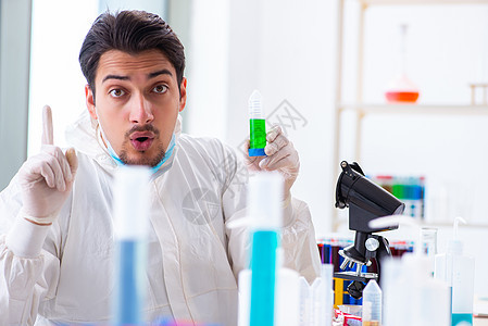 在化工实验室工作的年轻化学学青年学生研究员技术检查化学家细菌男人化学测试生物管子图片