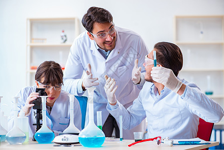 在实验室工作的化学家小组成员样本女士化学教育学生管子研究员技术医生实验图片