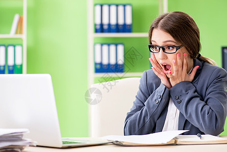 年轻女雇员非常忙于不断文书工作的年轻女雇员女士员工互联网文档报告管理人员恐慌办公室经理电脑图片