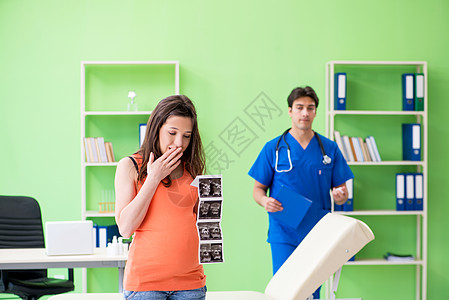 孕妇到诊所看男妇科医生在诊所看病母亲咨询x射线孩子惊喜治疗产妇保健考试断层图片