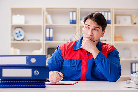 从事项目工作的身着统一制服的工人工作服建筑师文书领班电脑职业男人思维蓝色商业图片