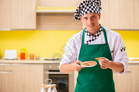 年轻男子在家厨房做饭 在厨房做蛋糕男性职业饼干餐厅厨师丈夫工作食物烹饪房子图片
