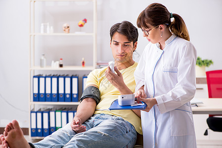 检查病人血压的年轻医生测量考试动脉高血压男性药片监视器专家仪表诊断图片