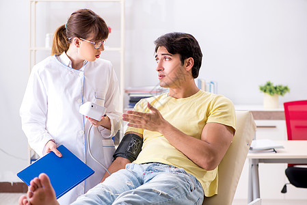 检查病人血压的年轻医生男人诊所诊断工具男性有氧运动动脉考试保险专家图片