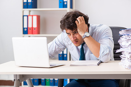 超负荷的繁忙雇员 工作量和文书工作太多人士报告工人办公室压力电脑男人实习生老板经理图片
