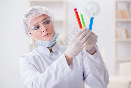 在医院诊所实验室工作的女化学家生物学测试药理样本保健物质液体显微镜化学品化学图片