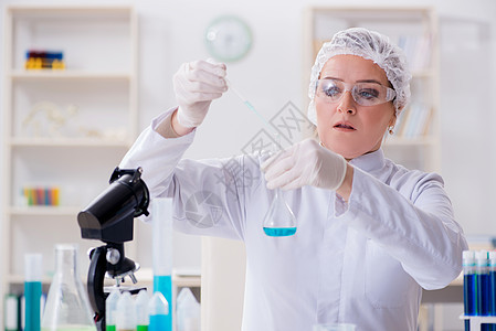 在医院诊所实验室工作的女化学家烧瓶学生管道医生测试检查药水物质研究员细菌图片