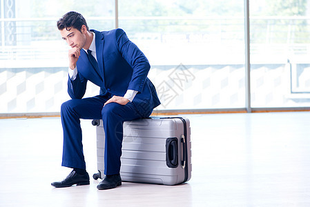商务人士在机场等他的飞机起飞房间游客人士商业手提箱航空公司套装管理人员过境商务图片