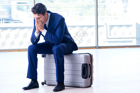商务人士在机场等他的飞机起飞过境运输车站行李房间睡眠假期人士旅行大堂图片