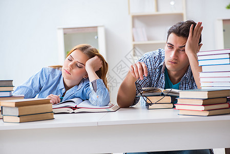 参加大学考试的学生的对等比例训练班级女学生学习学校家庭作业教科书睡眠男人女士图片