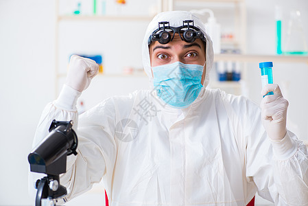 年轻化学科学家在实验室中工作物质测试科学烧杯微生物液体实验医生制药化学家图片